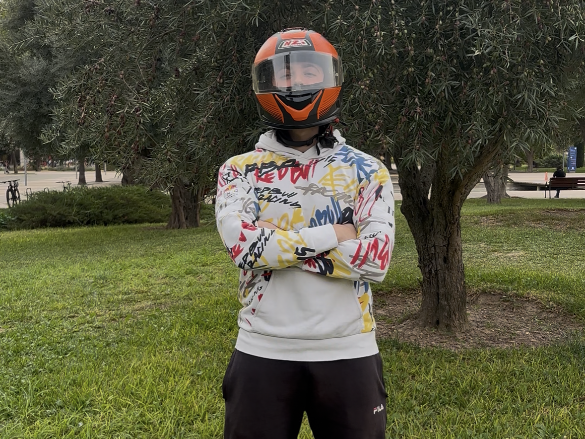 Marcos Flores Hita durante sesión de fotos del equipo Dark Phoenix