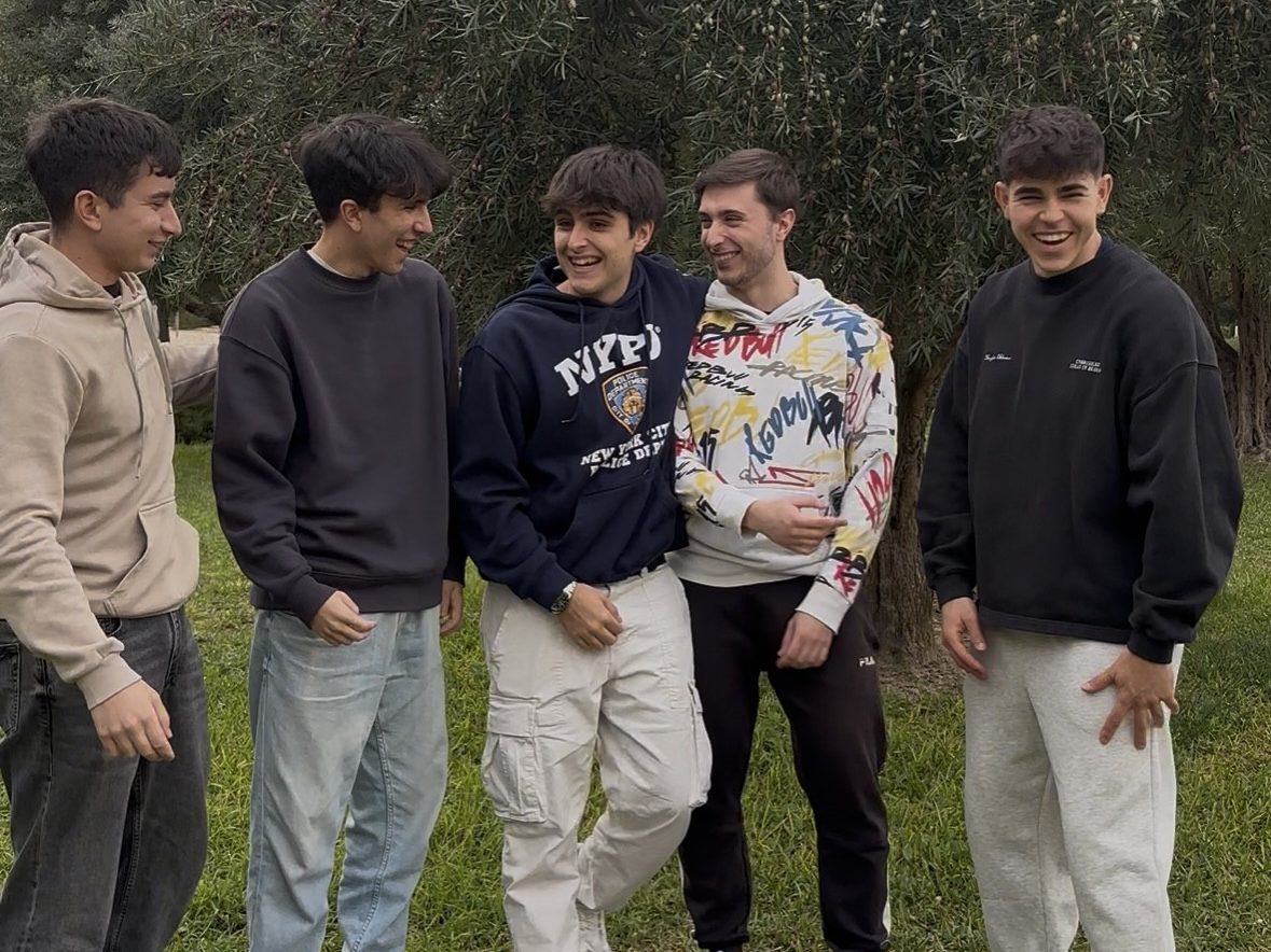 miembros del grupo Dark Phoenix mostrando camaradería