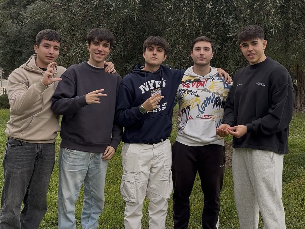 integrantes del grupo Dark Phoenix en una pose divertida