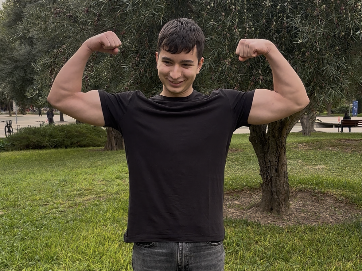 Izan Quiles Jiménez en la sesión de fotos del equipo Dark Phoenix