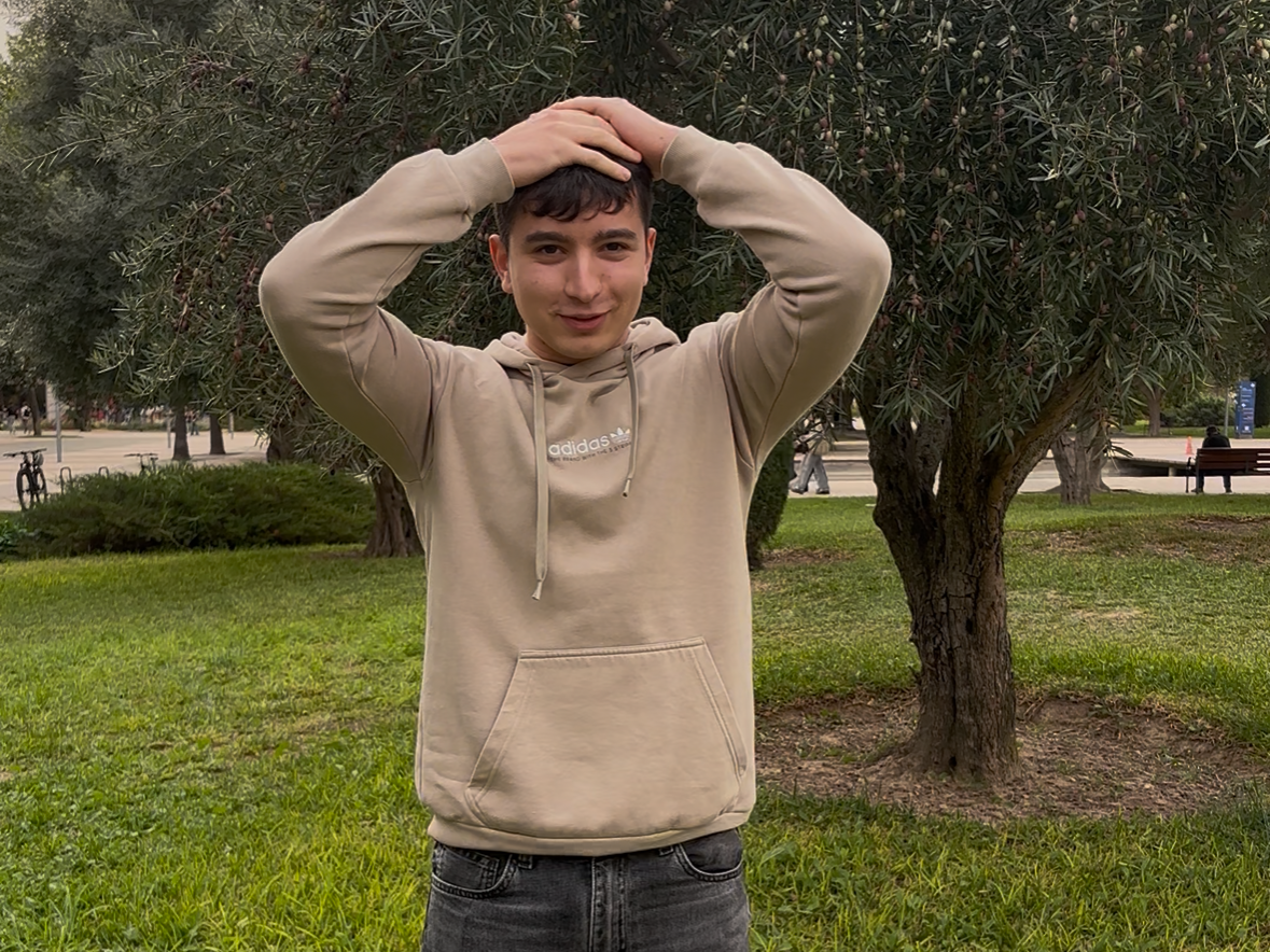 Izan Quiles Jiménez posando para la presentación del equipo Dark Phoenix