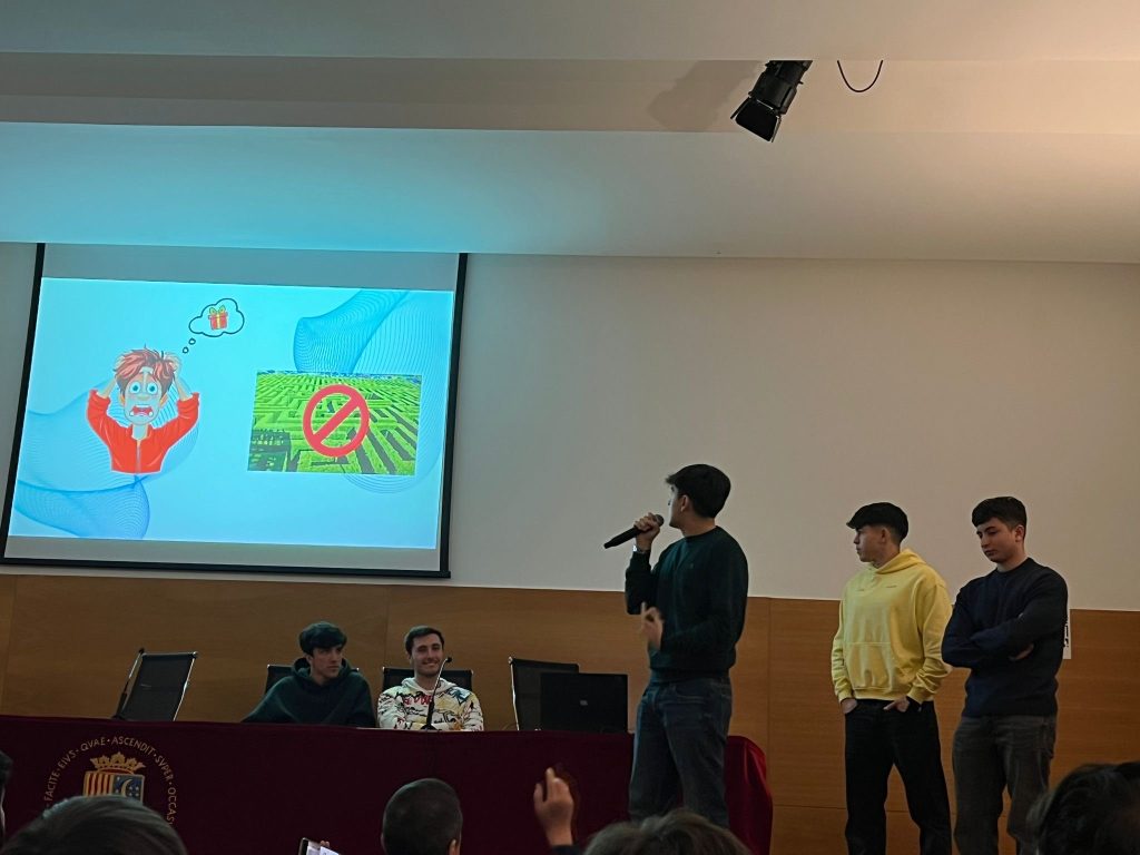 Equipo de MallPath durante la exposición del Hito 1 en la EPS1