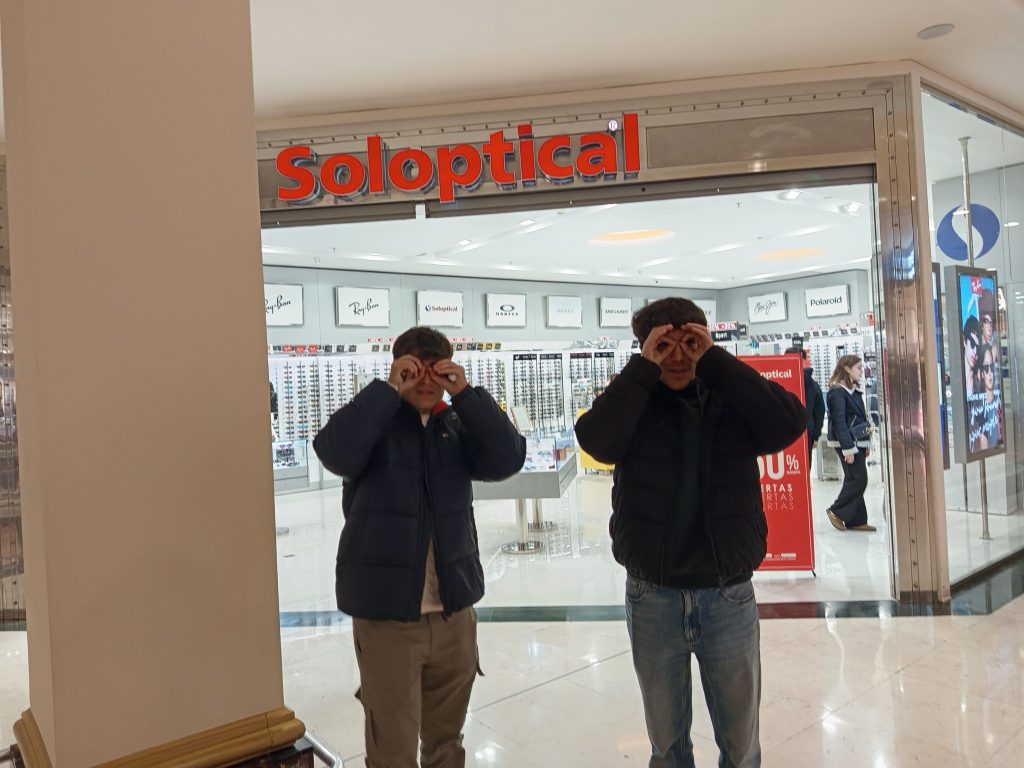 Equipo de MallPath fotografiando escaparates en Plaza Mar 2