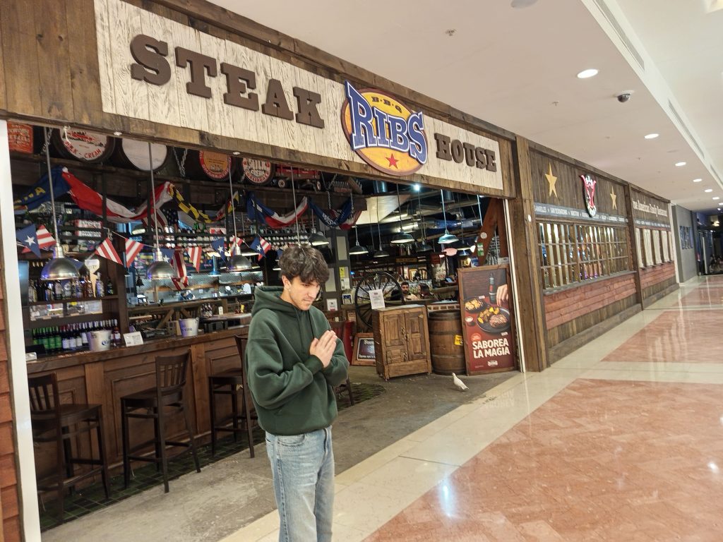 Equipo de MallPath realizando fotografías en los pasillos de Plaza Mar 2