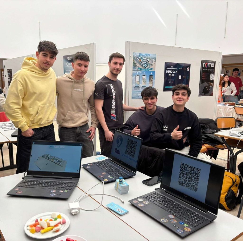 Equipo de MallPath durante el Demo Day mostrando la aplicación